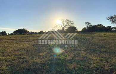 Imagem: O terreno está localizado em Centro, Montes Claros à venda