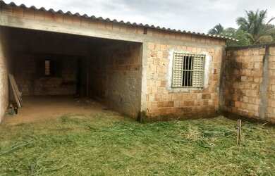 Imagem: A casa possui 2 Dormitórios, 1 Banheiro, 2 Vagas na garagem