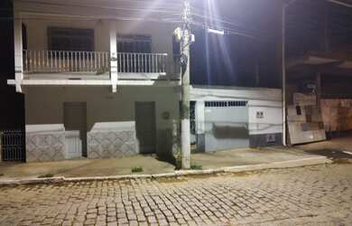Imagem: A casa possui 2 Dormitórios, 1 Banheiro, 2 Vagas na garagem