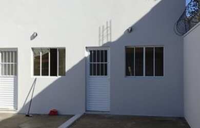 Imagem: A casa possui 2 Dormitórios, 1 Banheiro, 2 Vagas na garagem