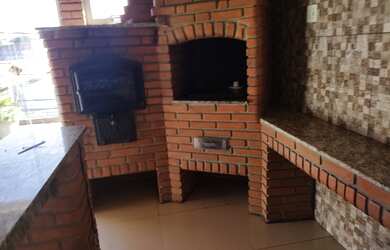 Imagem: A casa possui 3 Dormitórios, 3 Banheiros, 2 Vagas na garagem