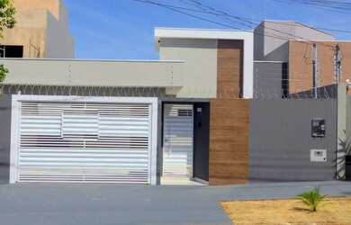 Imagem: A casa possui 3 Dormitórios, 2 Banheiros, 300m² de Área e