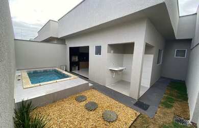 Imagem: A casa possui 3 Dormitórios, 2 Banheiros, 3 Vagas na garagem