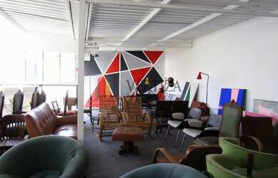 Imagem: O depósito possui 3 Vagas na garagem, 300m² de Área e está