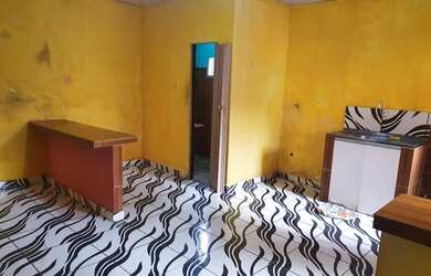 Imagem: A casa possui 2 Dormitórios, 1 Banheiro, 2 Vagas na garagem