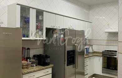 Imagem: A casa em condomínio possui 4 Dormitórios, 5 Banheiros, 3