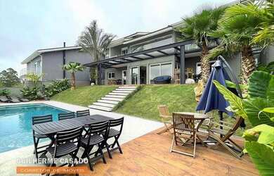 Imagem: A casa possui 4 Dormitórios, 5 Banheiros, 5 Vagas na garagem