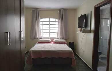 Imagem: A casa possui 4 Dormitórios, 2 Banheiros, 2 Vagas na garagem