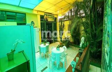 Imagem: A casa possui 4 Dormitórios, 2 Banheiros, 4 Vagas na garagem