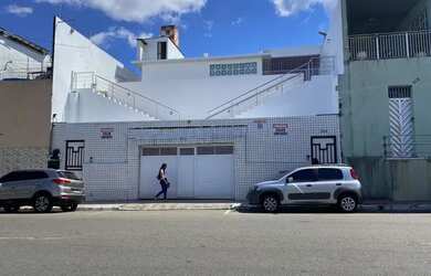 Imagem: A casa possui 3 Dormitórios, 2 Banheiros, 2 Vagas na garagem