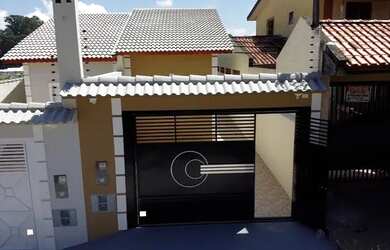 Imagem: A casa possui 3 Dormitórios, 2 Banheiros, 2 Vagas na garagem