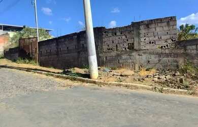 Imagem: O terreno possui 700m² de Área e está localizado em Grama