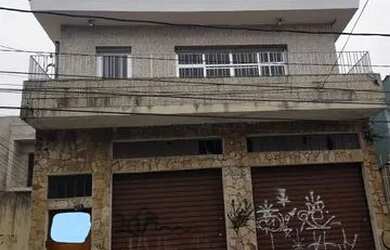 Imagem: A casa possui 3 Dormitórios, 2 Banheiros, 5 Vagas na garagem