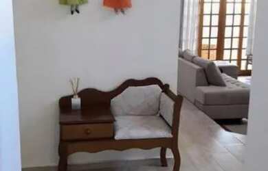 Imagem: A casa possui 3 Dormitórios, 1 Banheiro, 2 Vagas na garagem