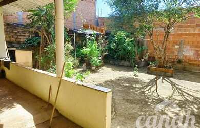 Imagem: A casa possui 2 Dormitórios, 2 Banheiros, 3 Vagas na garagem