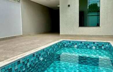 Imagem: A casa possui 3 Dormitórios, 1 Banheiro, 3 Vagas na garagem