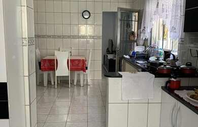 Imagem: A casa possui 2 Dormitórios, 2 Banheiros, 2 Vagas na garagem