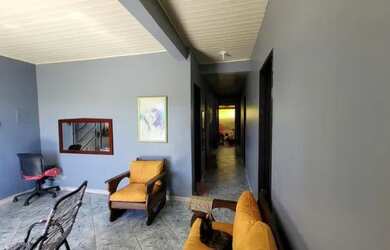 Imagem: A casa possui 4 Dormitórios, 2 Banheiros, 1 Vaga na garagem