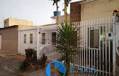 Imagem: A casa possui 4 Dormitórios, 2 Banheiros, 3 Vagas na garagem