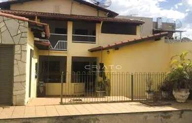 Imagem: A casa possui 4 Dormitórios, 5 Banheiros, 3 Vagas na garagem