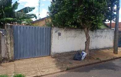 Imagem: A casa possui 3 Dormitórios, 2 Banheiros, 3 Vagas na garagem