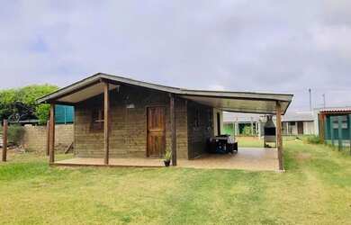 Imagem: A casa possui 2 Dormitórios, 1 Banheiro, 2 Vagas na garagem