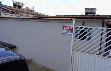 Imagem: A casa possui 2 Dormitórios, 1 Banheiro, 2 Vagas na garagem