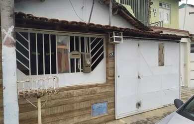 Imagem: A casa possui 3 Dormitórios, 1 Banheiro, 1 Vaga na garagem