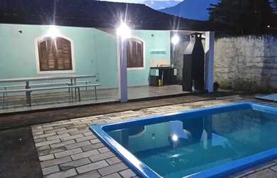 Imagem: A casa possui 2 Dormitórios e 3 Vagas na garagem e está localizado