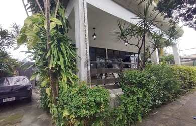 Imagem: A casa possui 5 Dormitórios, 5 Banheiros, 4 Vagas na garagem