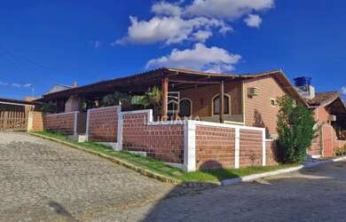 Imagem: A casa em condomínio possui 4 Dormitórios, 1 Banheiro, 1 Vaga