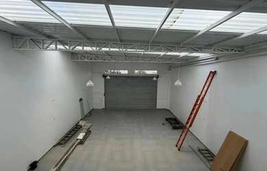 Imagem: O depósito possui 3 Vagas na garagem, 240m² de Área e está