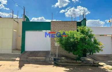 Imagem: A casa possui 2 Dormitórios, 2 Banheiros, 2 Vagas na garagem