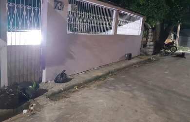 Imagem: A casa possui 2 Dormitórios, 3 Banheiros e 1 Vaga na garagem