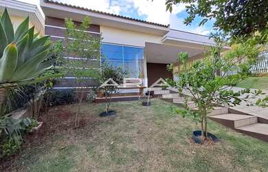 Imagem: A casa em condomínio possui 3 Dormitórios, 2 Banheiros, 4