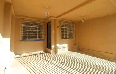 Imagem: A casa possui 2 Dormitórios, 1 Banheiro, 1 Vaga na garagem