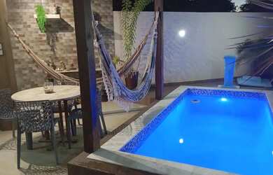 Imagem: A casa possui 3 Dormitórios, Acomodam 8 pessoas, 2 Vagas na