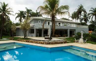 Imagem: A casa em condomínio possui 5 Dormitórios, 5 Banheiros, 4