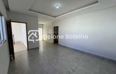 Imagem: A casa possui 3 Dormitórios, 2 Banheiros, 2 Vagas na garagem