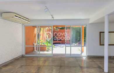 Imagem: A casa possui 3 Dormitórios, 5 Banheiros, 3 Vagas na garagem