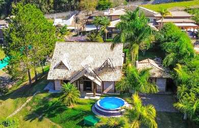 Imagem: A casa em condomínio possui 4 Dormitórios, 4 Banheiros, 5