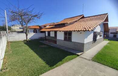 Imagem: A casa possui 3 Dormitórios, 2 Banheiros, 3 Vagas na garagem