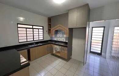 Imagem: A casa possui 3 Dormitórios, 3 Banheiros, 2 Vagas na garagem