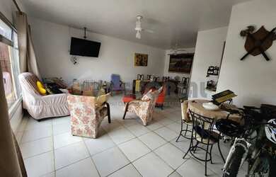 Imagem: A casa possui 5 Dormitórios, 3 Banheiros, 4 Vagas na garagem