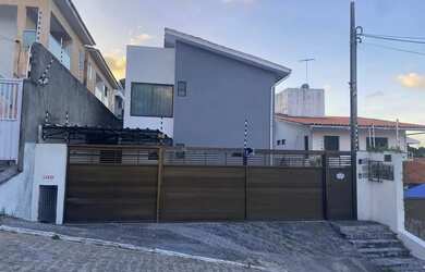 Imagem: A casa possui 3 Dormitórios, 2 Banheiros, 1 Vaga na garagem