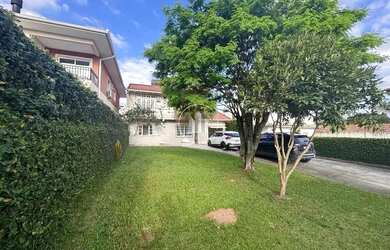 Imagem: A casa possui 4 Dormitórios, 2 Banheiros, 2 Vagas na garagem