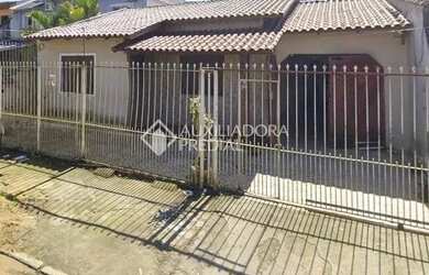 Imagem: A casa possui 4 Dormitórios, 2 Banheiros, 2 Vagas na garagem