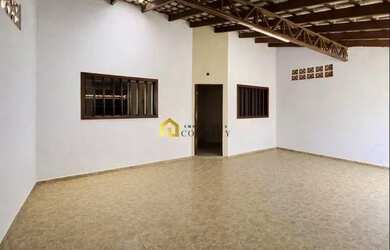 Imagem: A casa possui 2 Dormitórios, 2 Banheiros, 3 Vagas na garagem