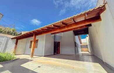 Imagem: A casa possui 3 Dormitórios, 3 Banheiros, 4 Vagas na garagem