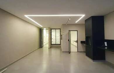 Imagem: A casa possui 3 Dormitórios, 2 Banheiros, 2 Vagas na garagem